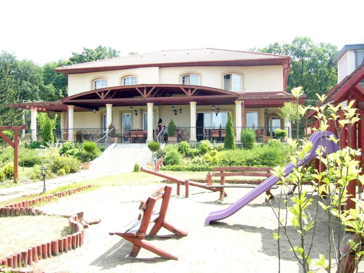Staff Guest House Ньиредьхаза Экстерьер фото