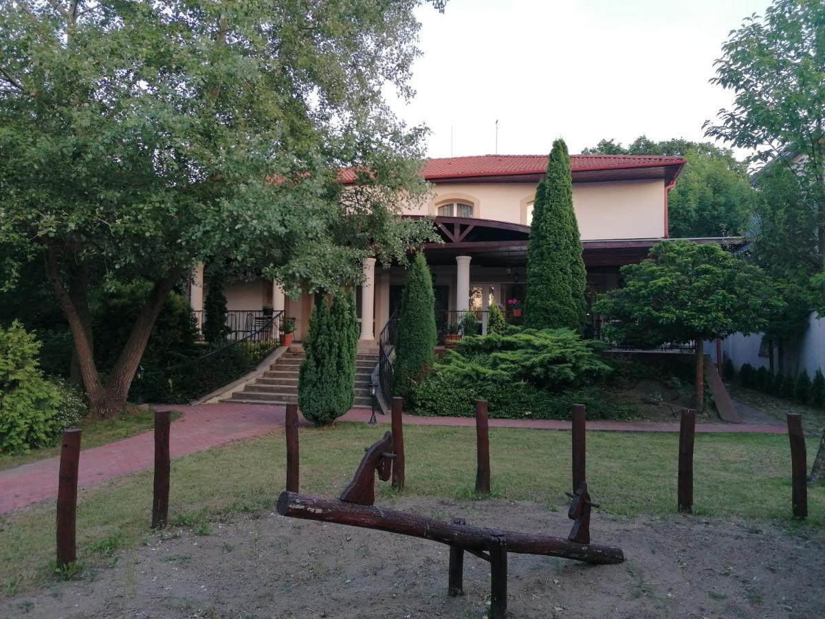 Staff Guest House Ньиредьхаза Экстерьер фото