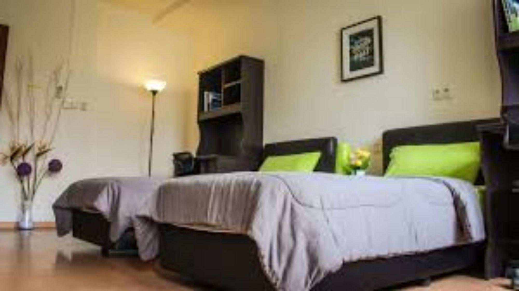Staff Guest House Ньиредьхаза Экстерьер фото